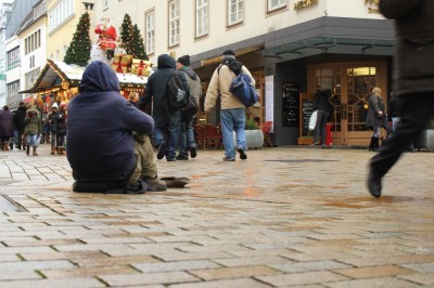 der Bettler hatte im Nieselregen viel Platz für sich