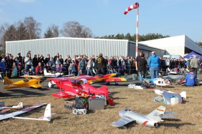 Besucher bestaunen Modelle und Flugvorführungen