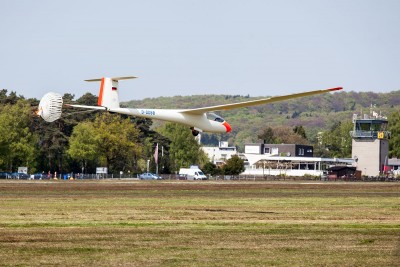 das mit dem Bremsfallschirm gibts wohl sonst eher auf dem Flugzeugträger