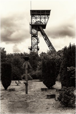 Zeche Teutonia, Alter Förderturm. Im Vordergrund das Ventil für Metangas